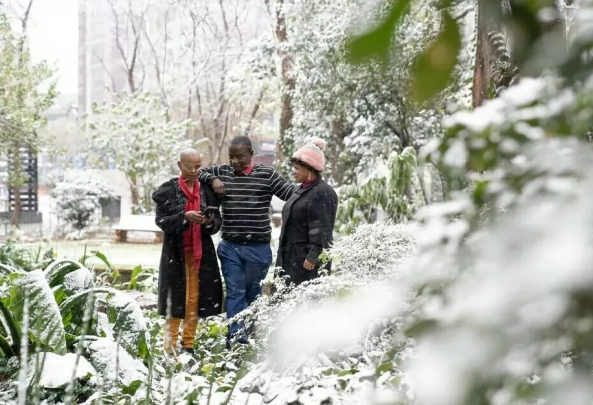 Heavy snowfall disrupts travel across parts of South Africa VIDEO