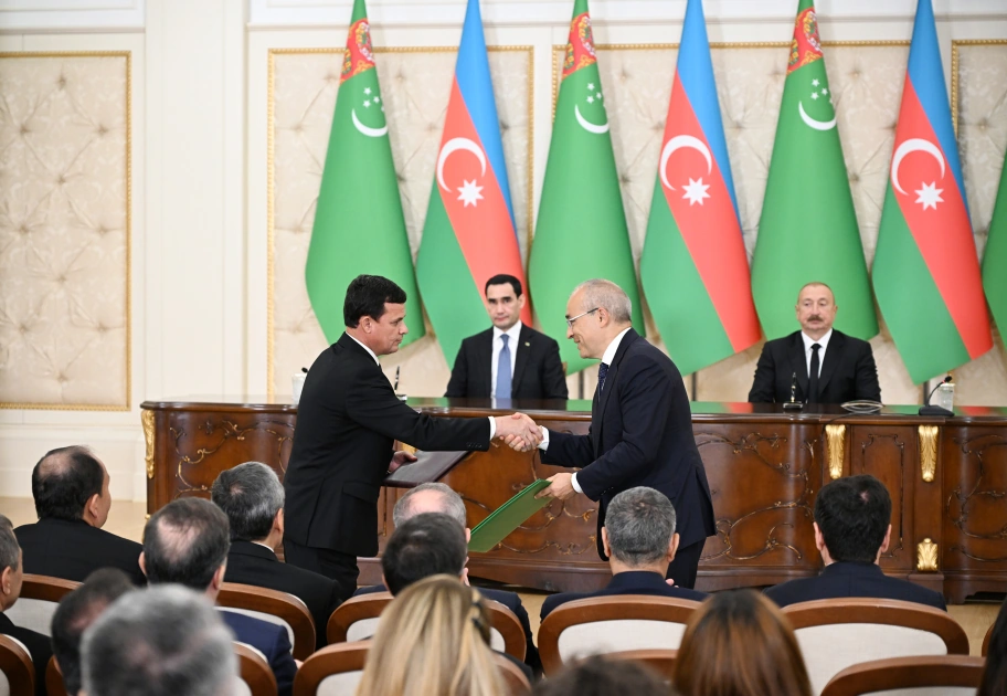 Azerbaijan and Turkmenistan exchange documents (PHOTO)