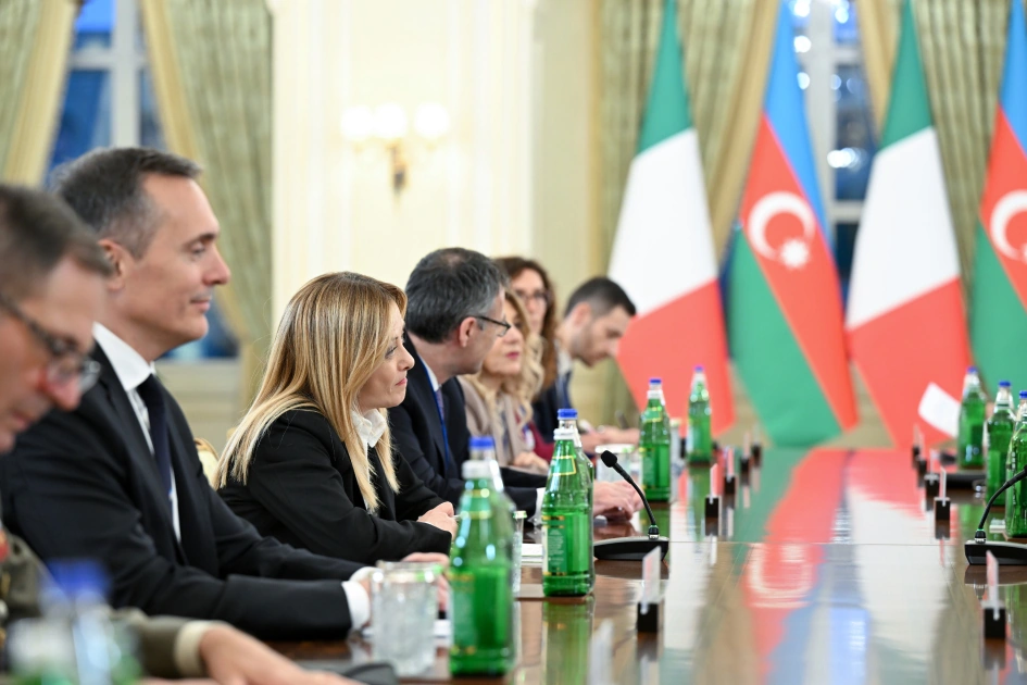 President Ilham Aliyev holds expanded meeting with President of Italian Council of Ministers (PHOTO)