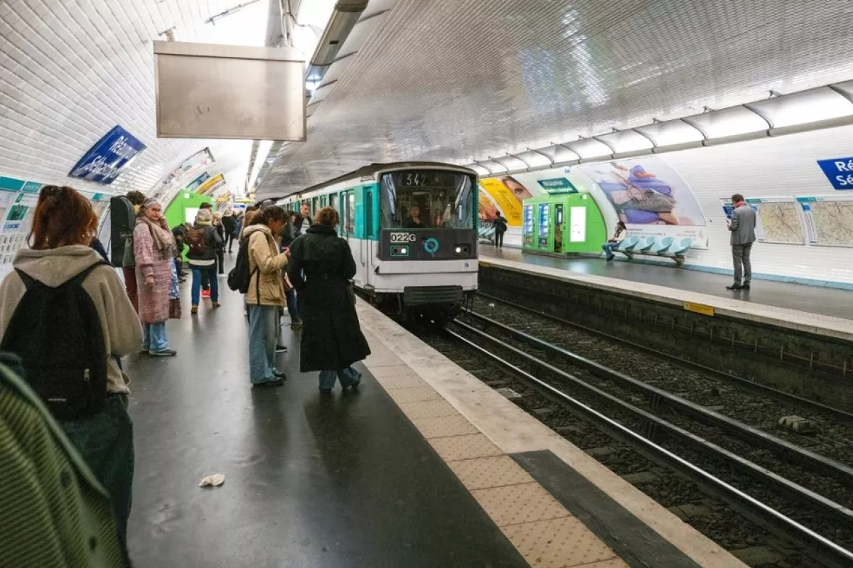 Paris metro stabbings: Suspect arrested after three women attacked