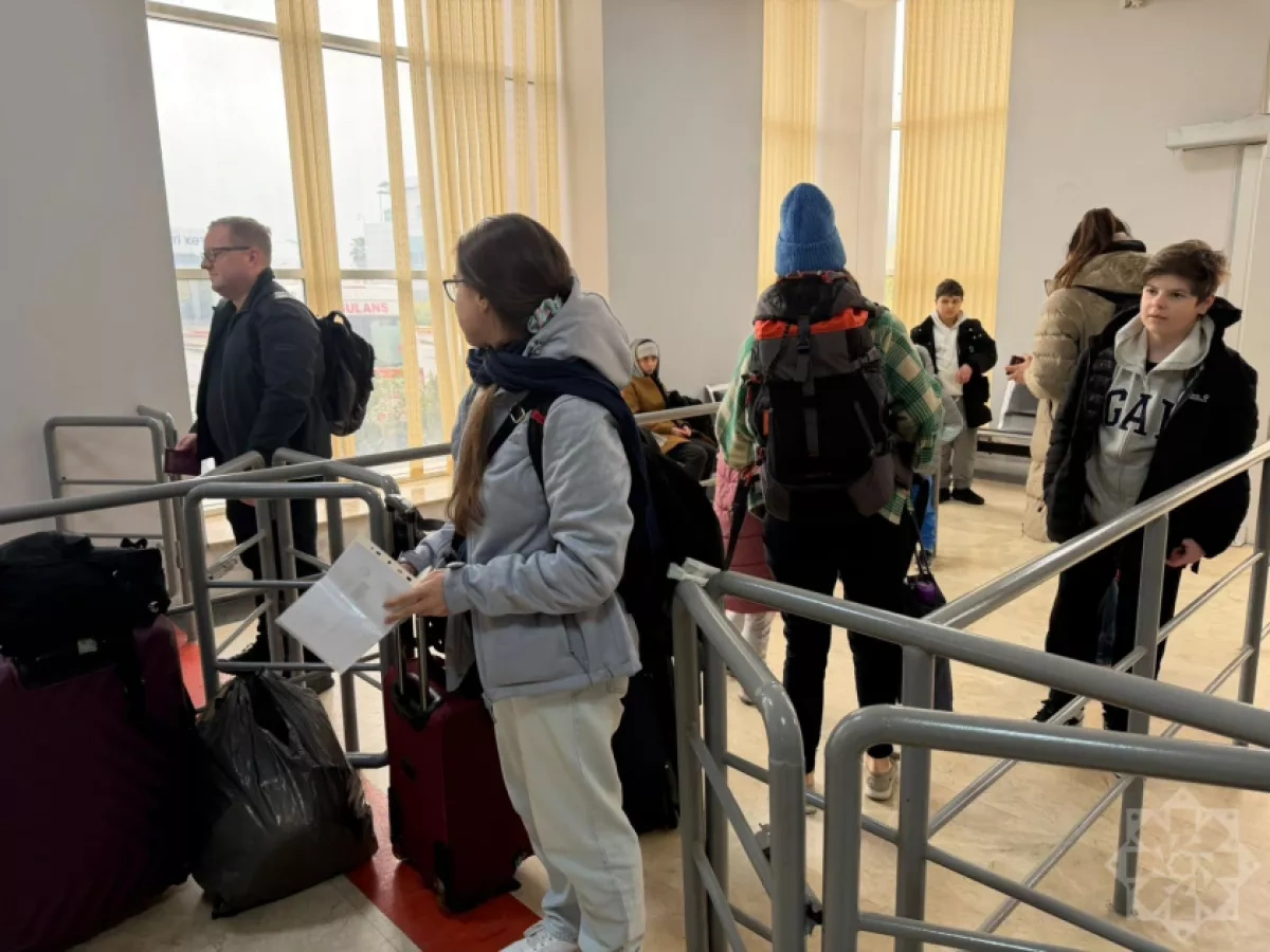Azerbaijan evacuates Polish diplomats from Iran via Astara border crossing PHOTO