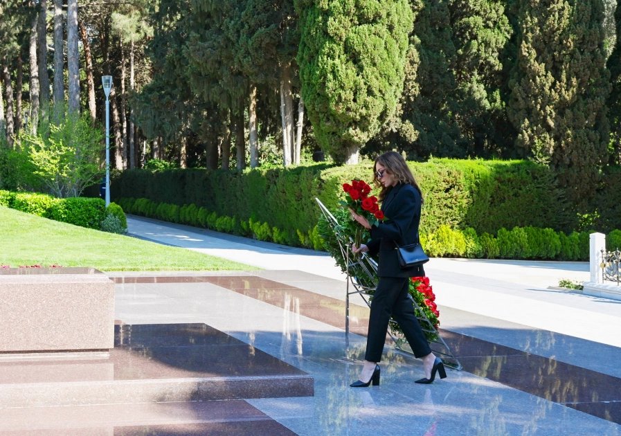 President Ilham Aliyev and First Lady Mehriban Aliyeva visit tomb of National Leader Heydar Aliyev at Alley of Honors (PHOTO)