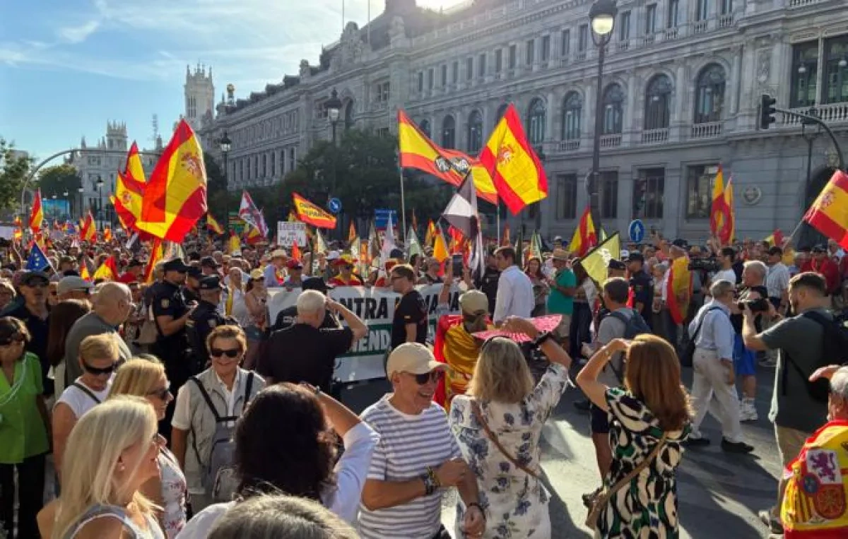 Thousands march in Madrid to support Ceuta, demand early elections
