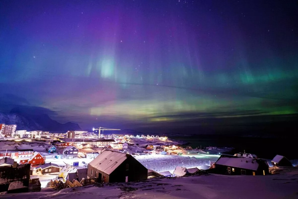 Greenlanders rush to stop individual from raising US flag in Nuuk