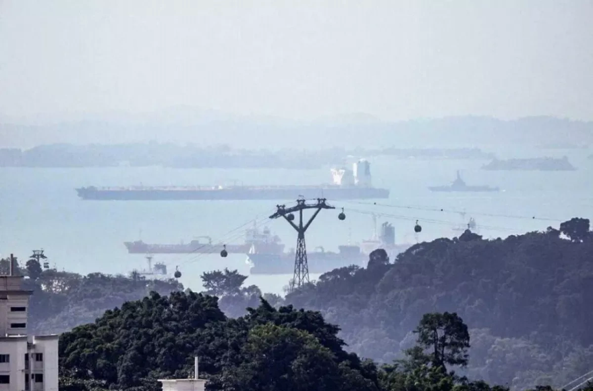 Malaysia frees two “dark fleet” tankers linked to illegal oil transfers