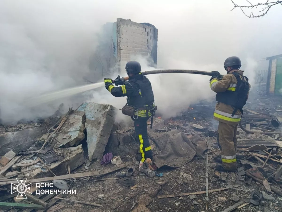 Ukraine's Donetsk endures intense shelling as civilians flee front lines PHOTO