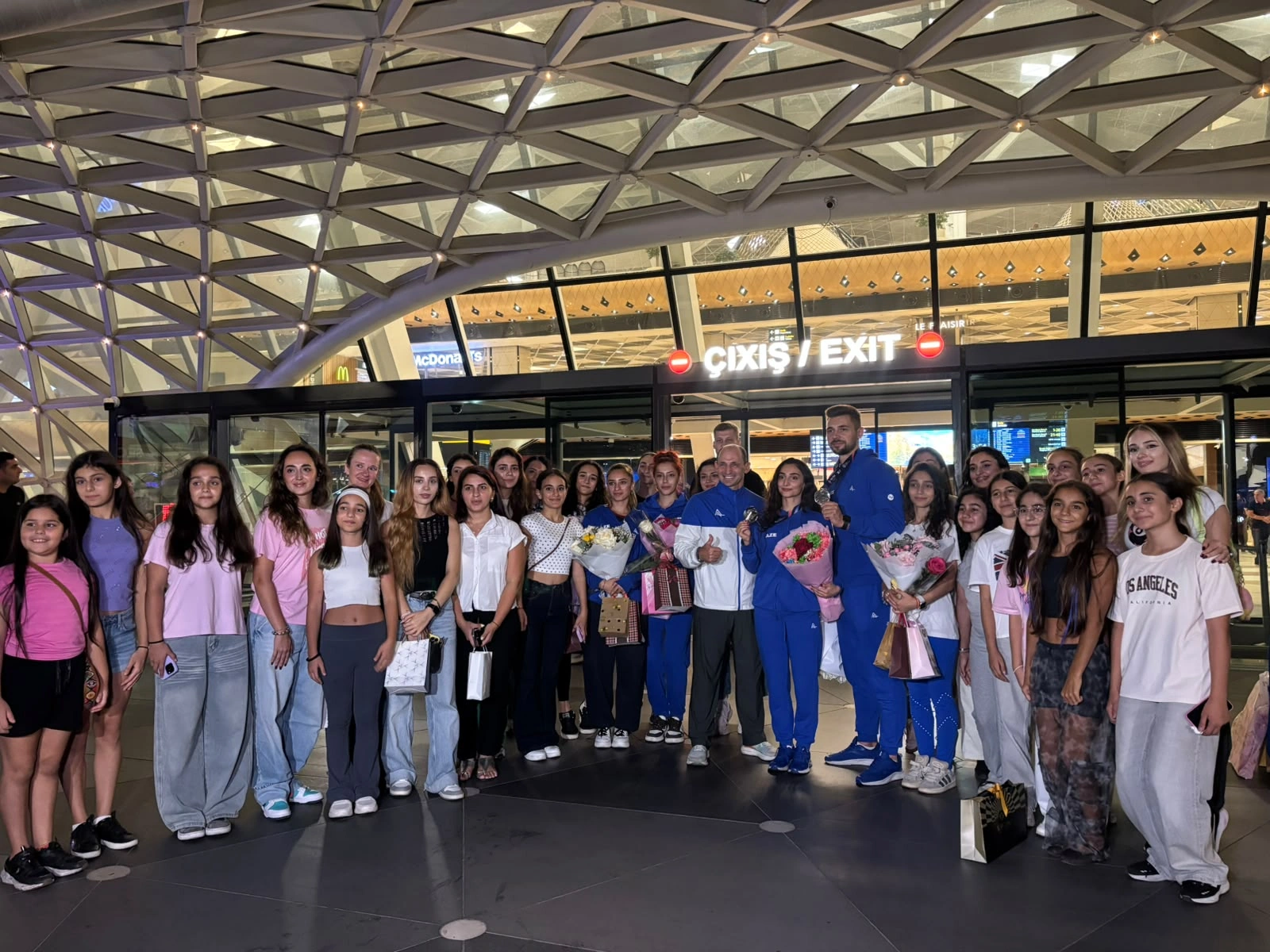 Azerbaijani gymnasts who achieved successful result in Spain return home (PHOTO)