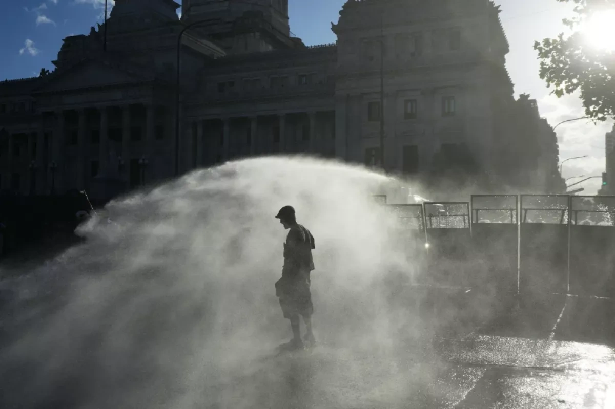 Streets, ports and flights halted as Argentina divides over labour reform photo / video