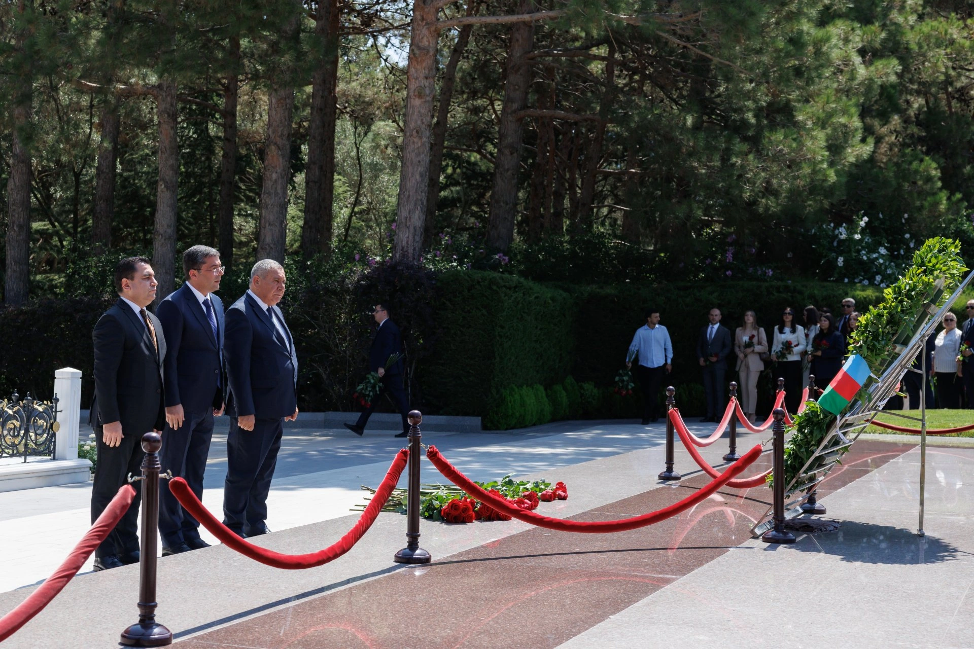 Azerbaijani media officials visit Alley of Honor to mark National Press Day (PHOTO)