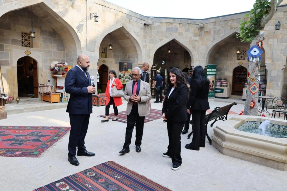 President of Mauritius explores Baku’s historic Icherisheher at WUF13 (PHOTO)