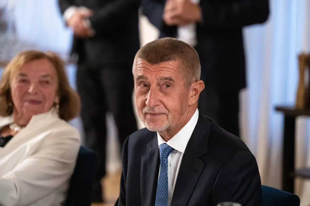 Czech PM Babiš turns back flight amid terror threat