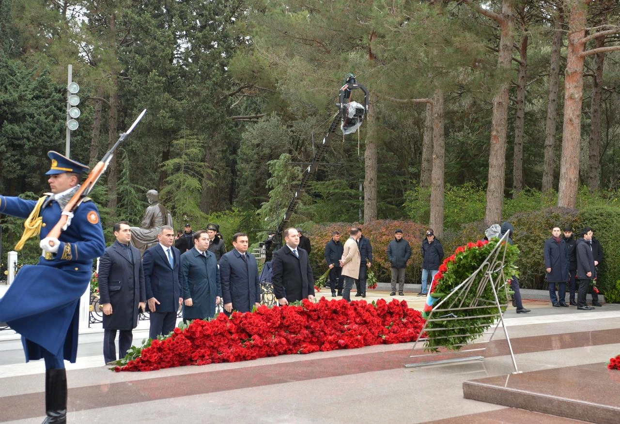 Azerbaijani Parliament staff commemorate National Leader Heydar Aliyev at Alley of Honor (PHOTO)
