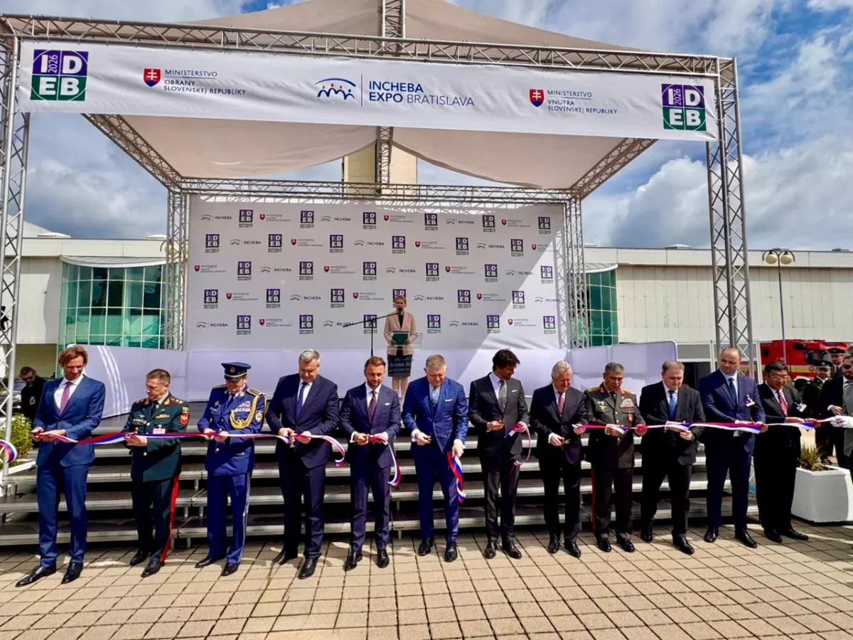Azerbaijan, Slovakia explore defence industry cooperation at IDEB 2026 PHOTO