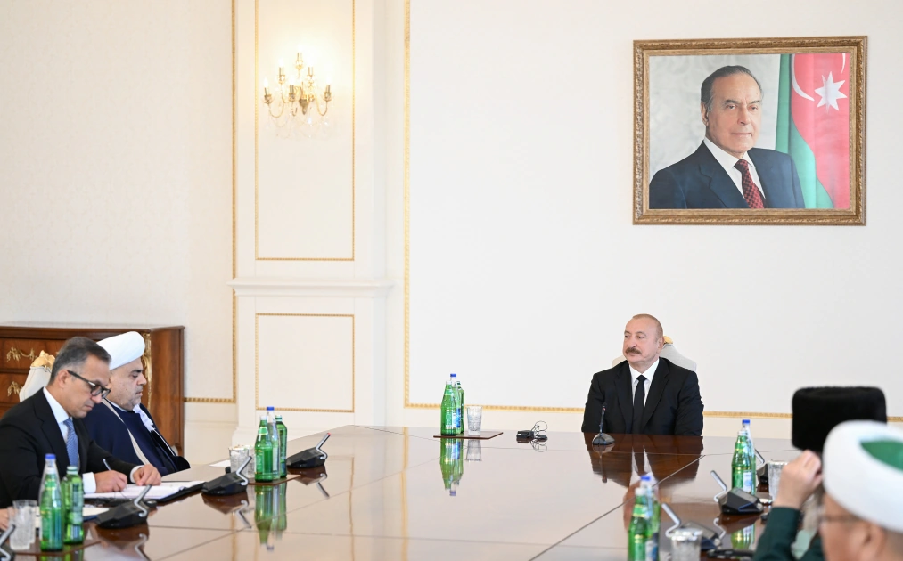 President Ilham Aliyev receives participants of international conferences held in Baku (PHOTO)