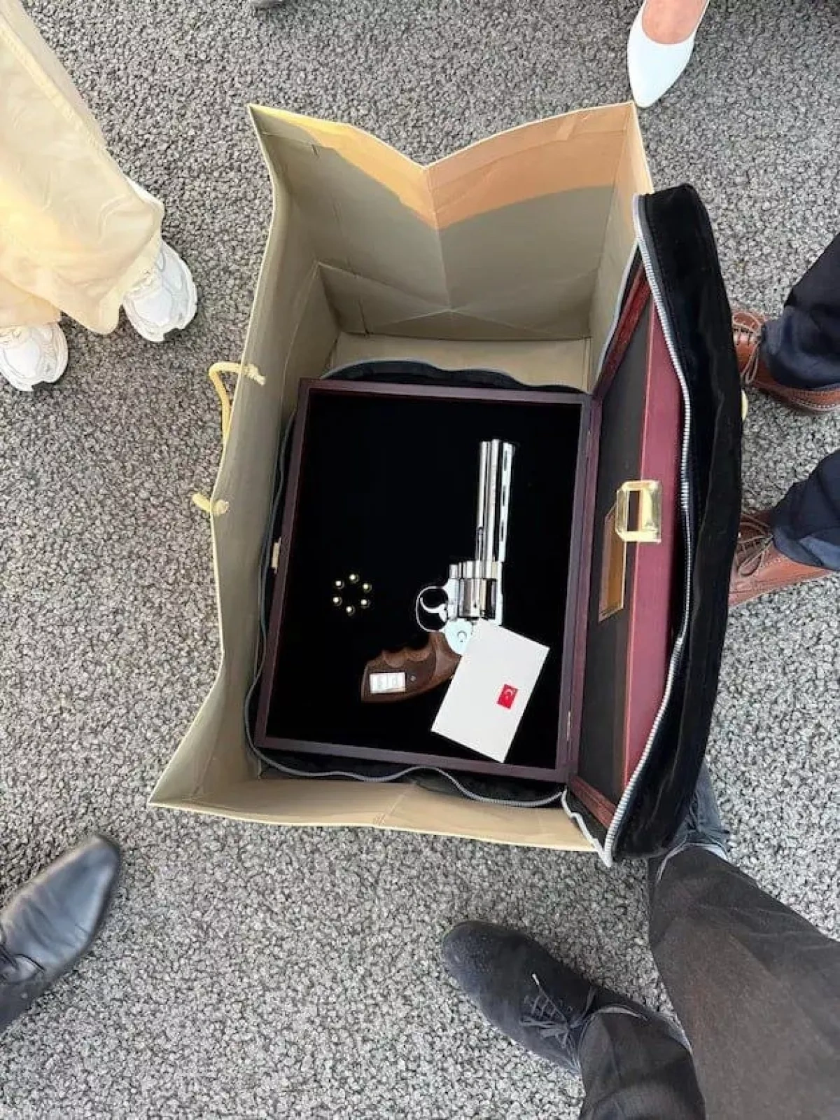 Erdoğan’s farewell pistols for EU chiefs raise eyebrows after NATO summit PHOTO / UPDATED