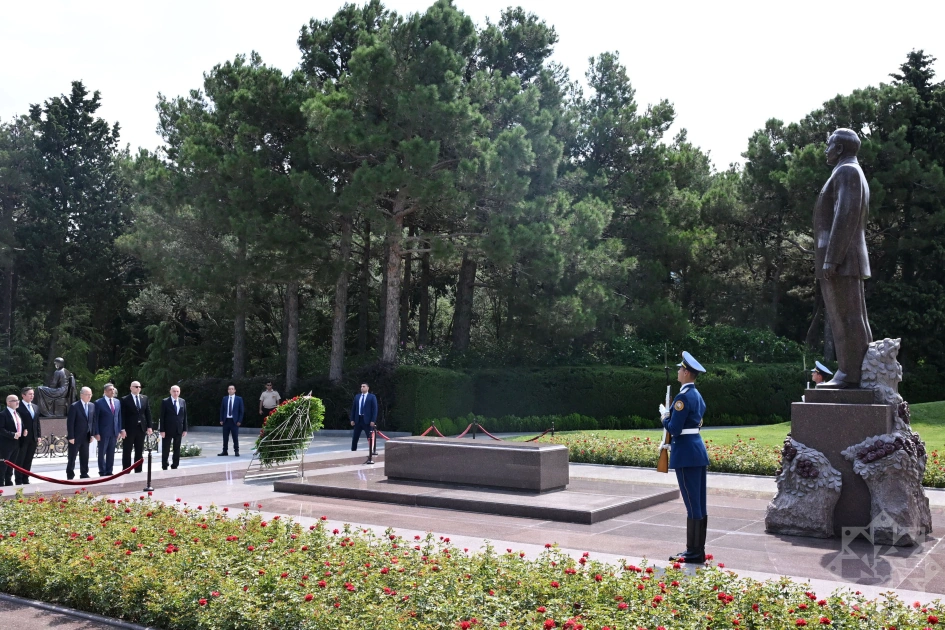 Palestinian PM visits grave of National Leader Heydar Aliyev at Alley of Honors (PHOTO)