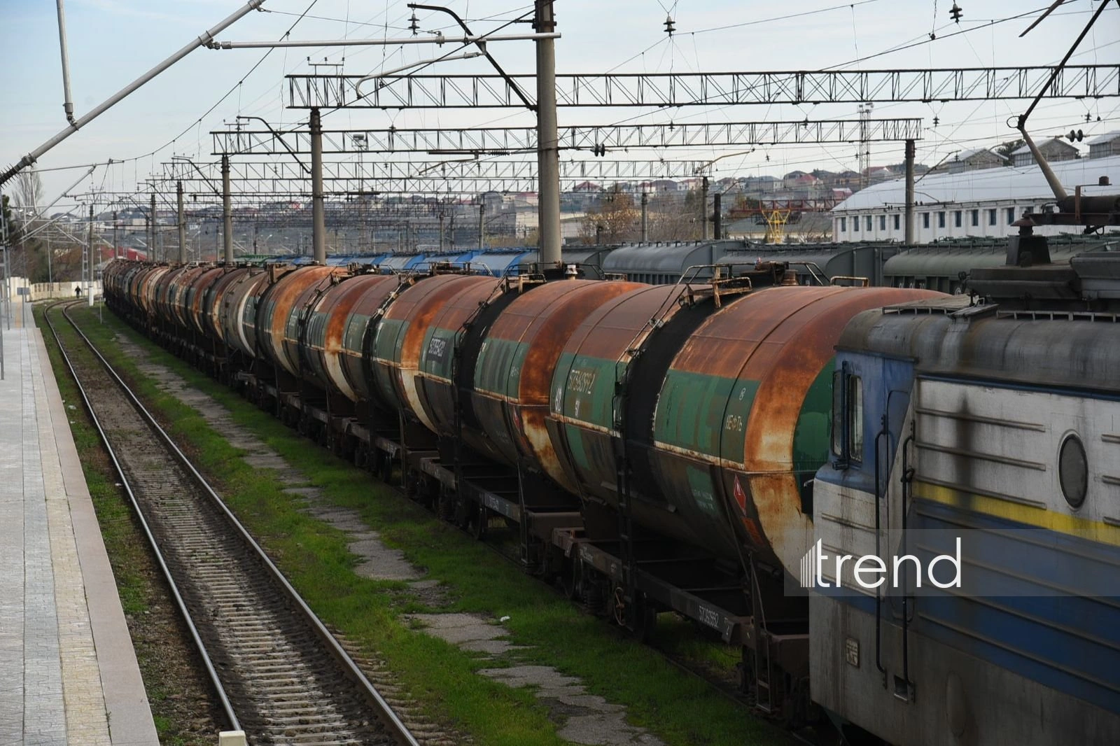 Azerbaijan dispatches multiple cistern wagons of RON95 gasoline to Armenia (PHOTO)