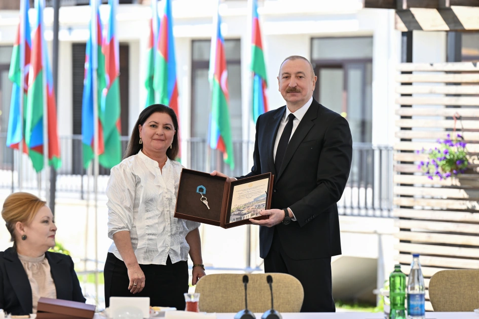 President Ilham Aliyev meets with families moving to first residential complex in Zangilan city (PHOTO)