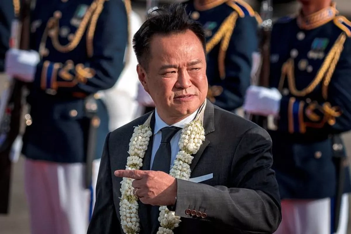Thai PM performs love song at lunch hosted by Chinese counterpart