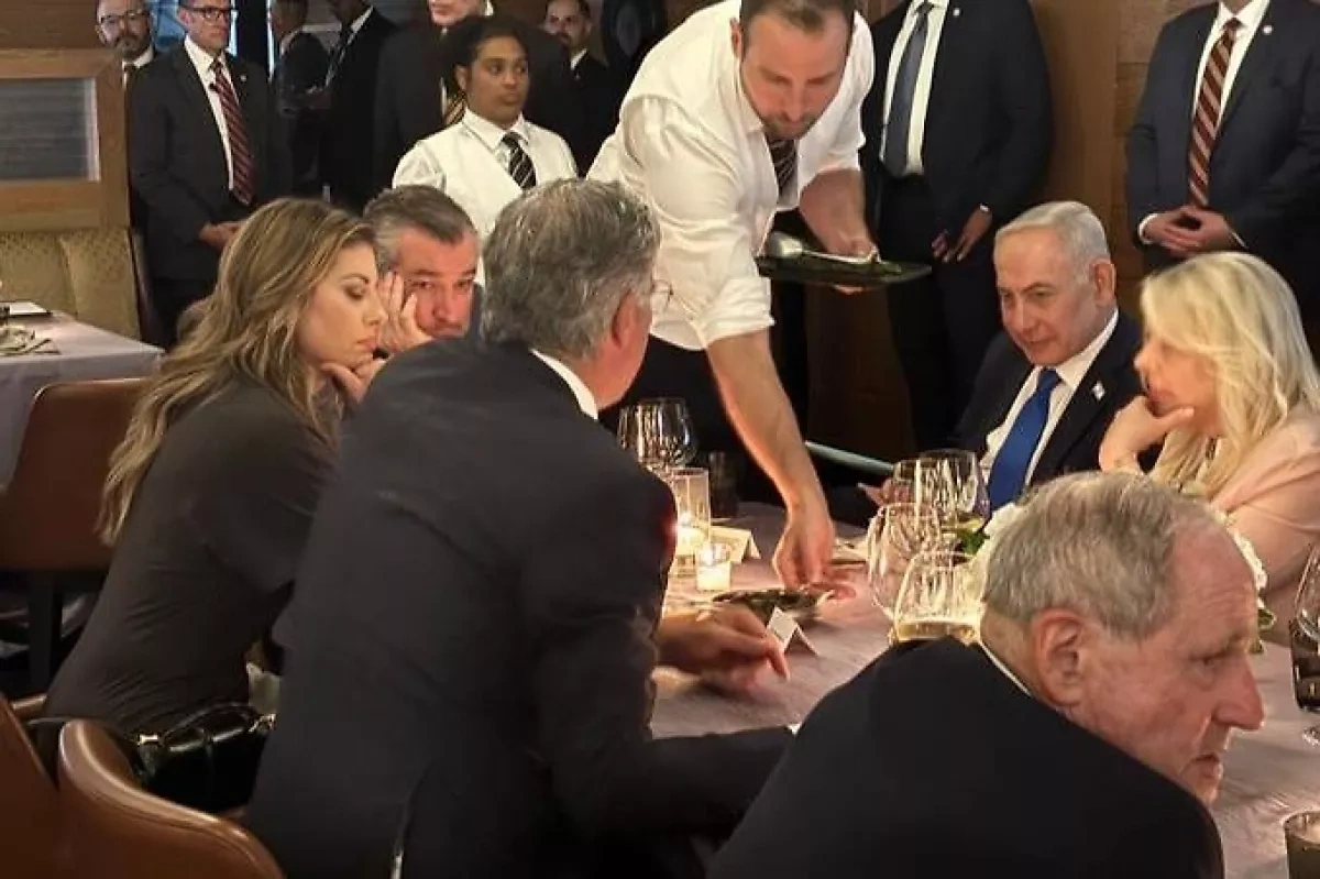 Lebanon puts banker on wanted list after Netanyahu photo emerges PHOTO