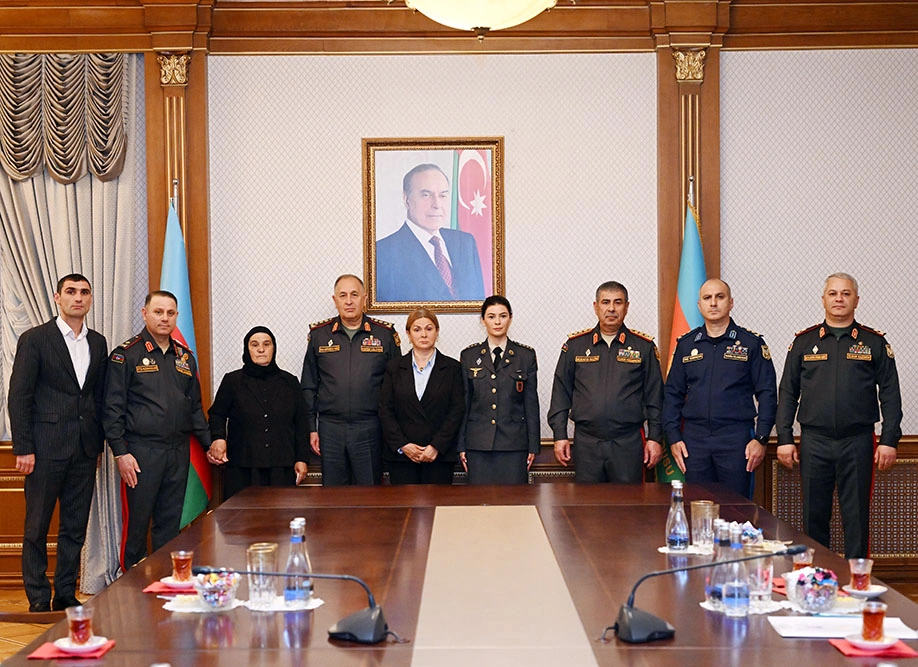 Azerbaijan’s defense minister awards medals to families of National Heroes (PHOTO)