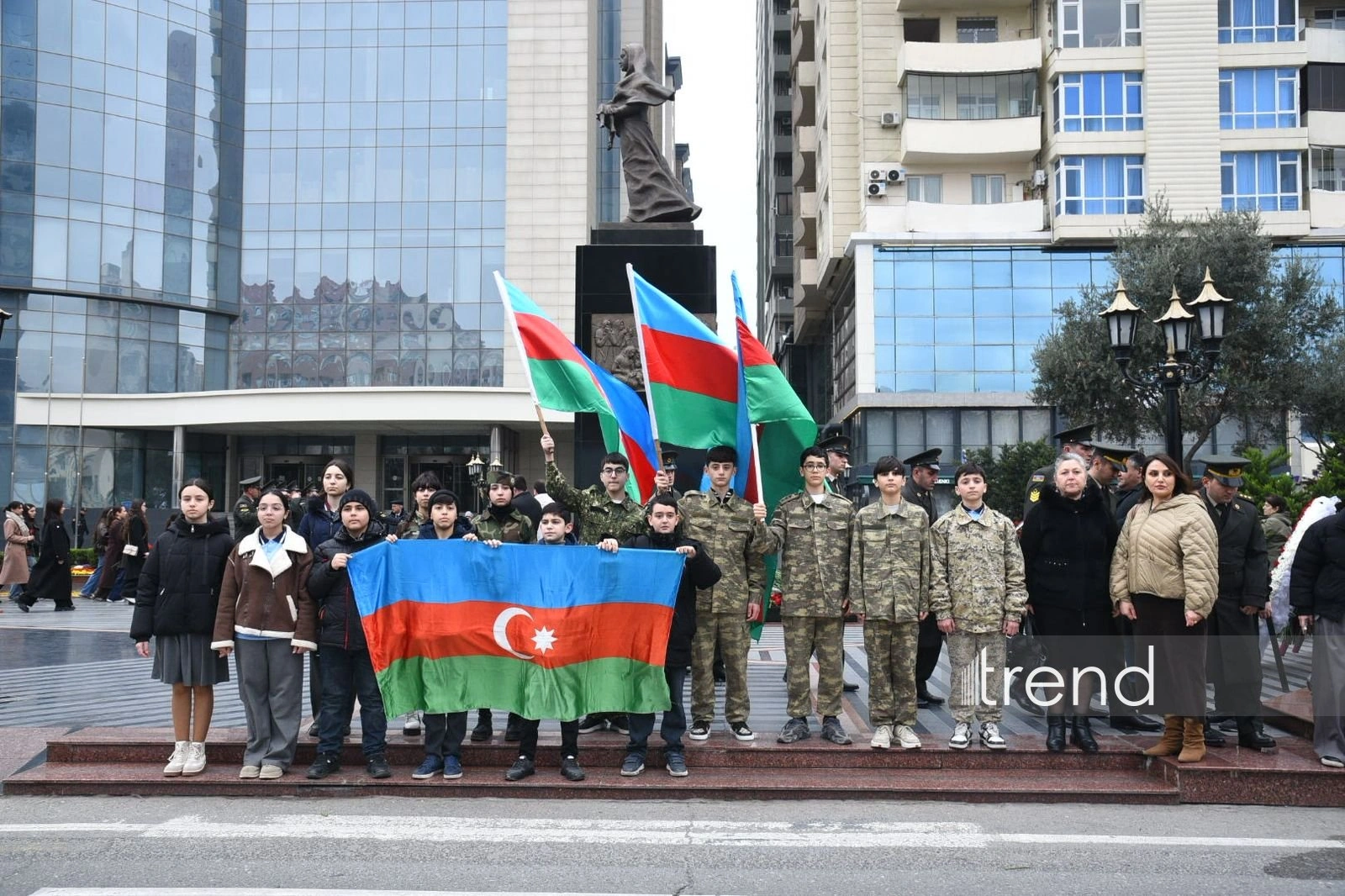 Azerbaijani people visit "Mother's Cry" monument on 34th anniversary of Khojaly genocide (PHOTO)