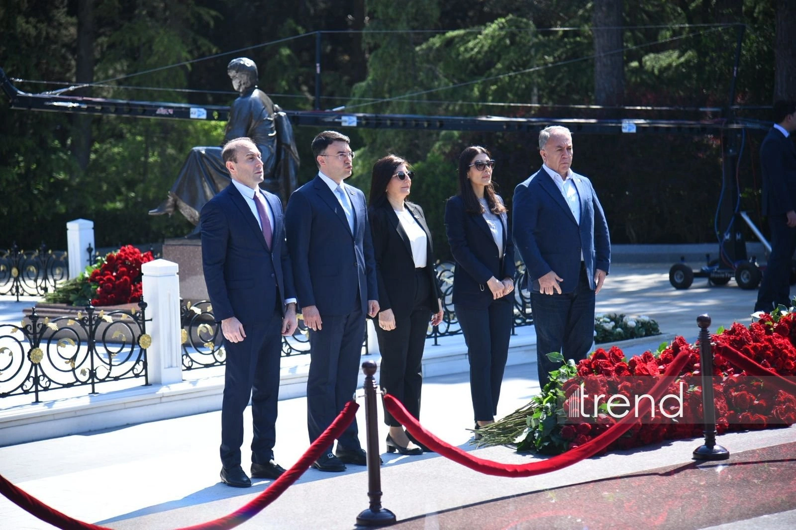 Azerbaijan’s state and government officials pay tribute to National Leader Heydar Aliyev (PHOTO)