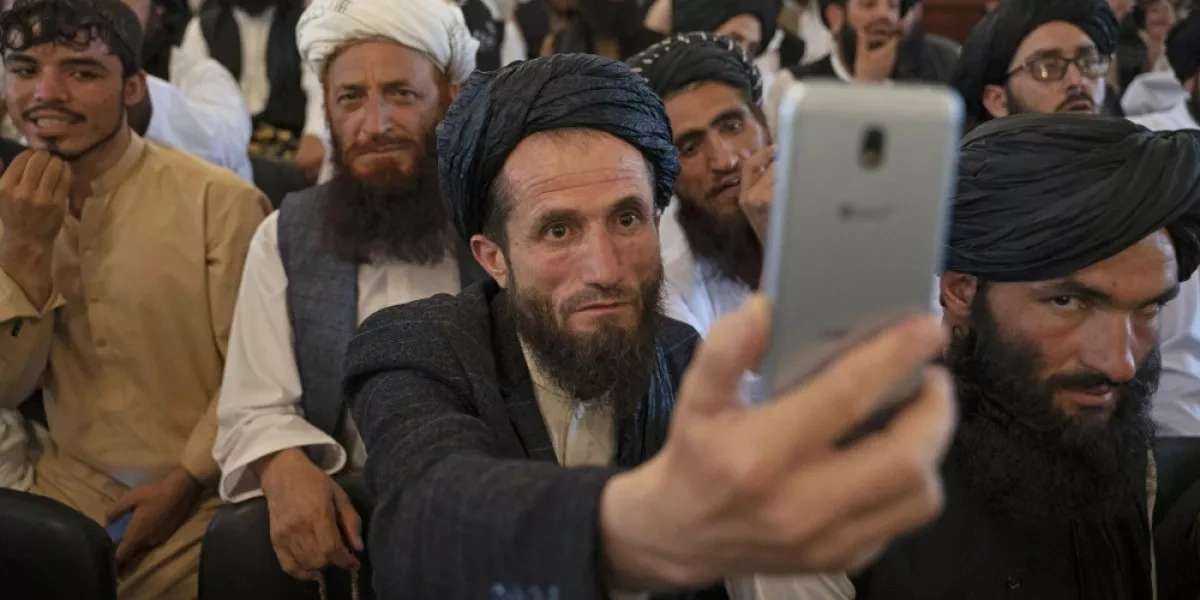 Taliban bans smartphone use for Afghan government employees