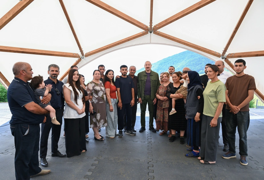 President Ilham Aliyev inspects restoration works in Shusha’s Kichik Galaderesi village and meets with returning residents (PHOTO)