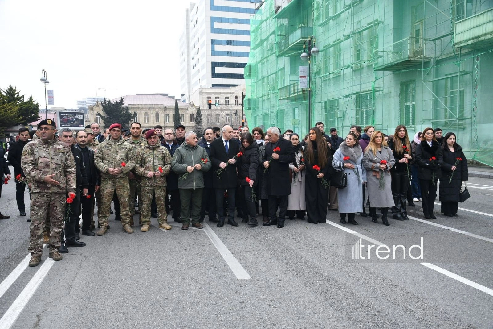 Azerbaijani people visit "Mother's Cry" monument on 34th anniversary of Khojaly genocide (PHOTO)