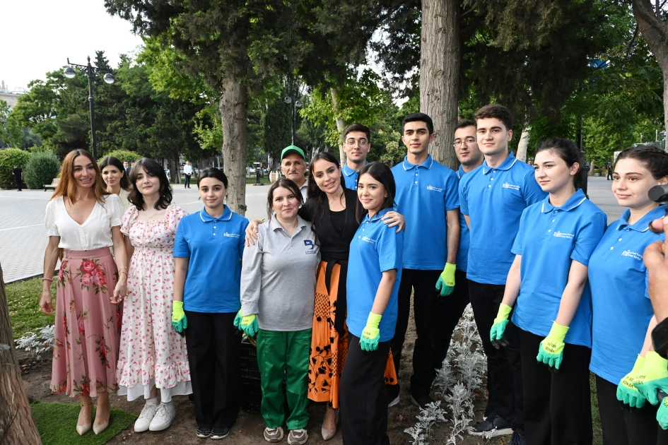 Leyla Aliyeva and Arzu Aliyeva participate in seasonal flower planting campaign on Baku Boulevard (PHOTO)
