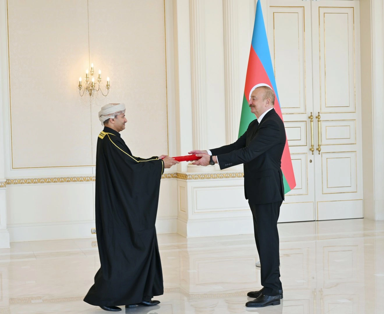 President Ilham Aliyev accepts credentials of Oman's newly appointed ambassador (PHOTO)