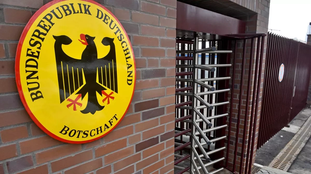 Germany urges citizens to leave Russia, expands travel warning