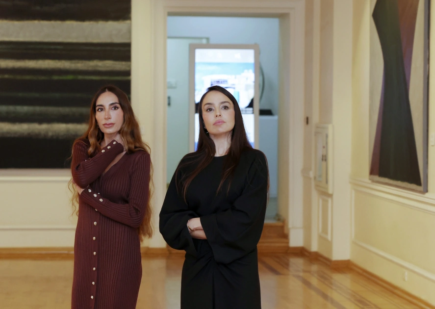 President Ilham Aliyev, First Lady Mehriban Aliyeva, and family members view retrospective exhibition titled “My Absheron: Plus”