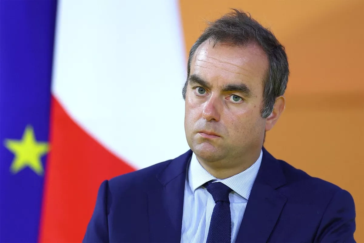 French PM met with boos in town devastated by wildfires