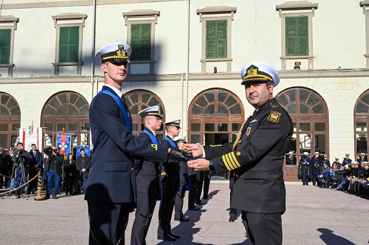 Azerbaijan presents graduate of Italian naval academy with “Navy Dirk” honour Video