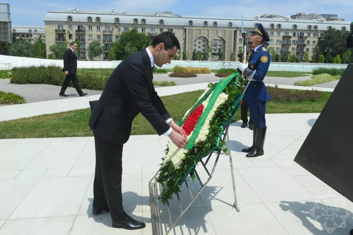 Turkmen president visits Alley of Honour, Victory Park during Baku trip PHOTO