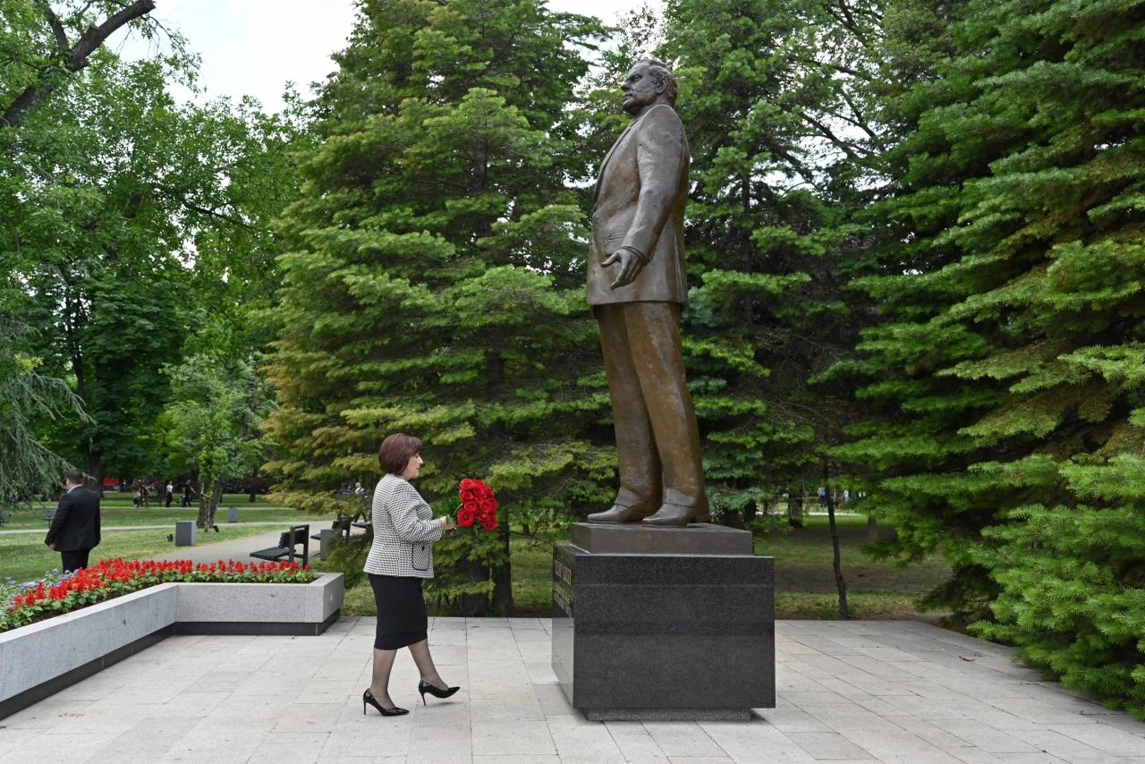 Speaker of Azerbaijani Parliament visits monument to National Leader Heydar Aliyev in Belgrade (PHOTO)