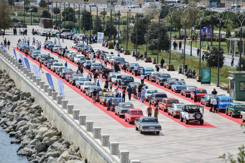 Vice-President of Heydar Aliyev Foundation Leyla Aliyeva and Arzu Aliyeva watch classic car parade and exhibition (PHOTO)