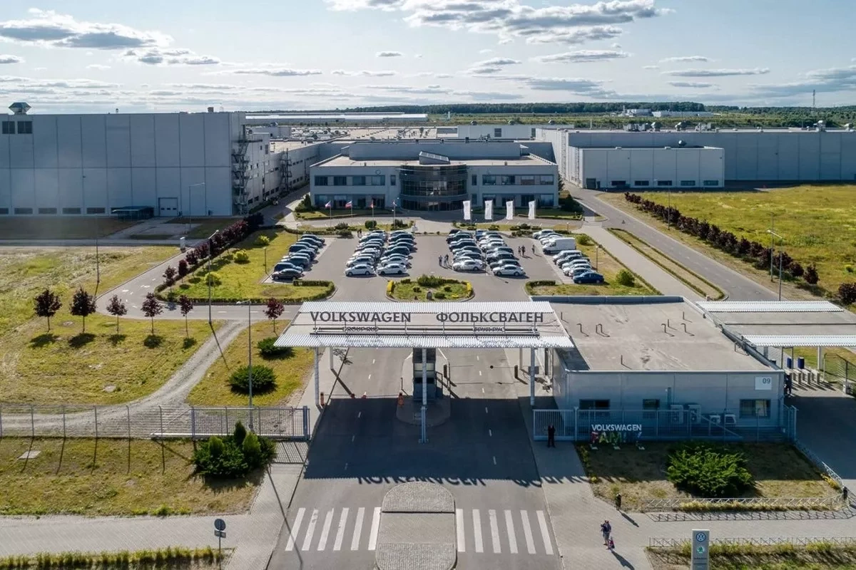 Large fire breaks out at former Volkswagen factory in Russia video