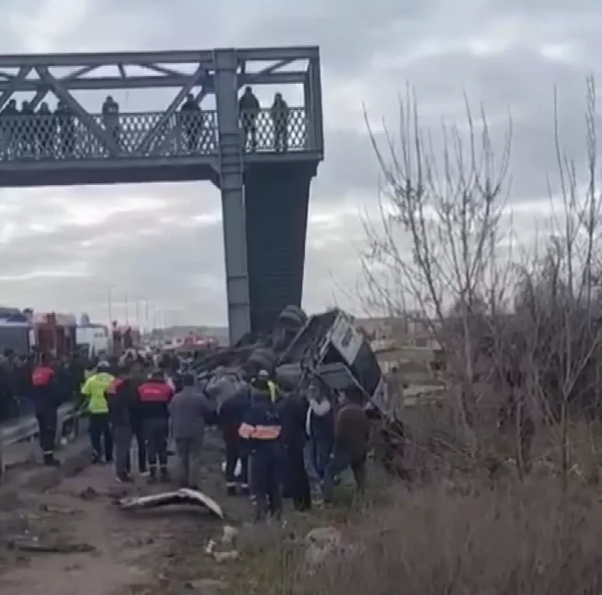 Bus crash on Ankara–Istanbul highway kills four, injures 13 photo