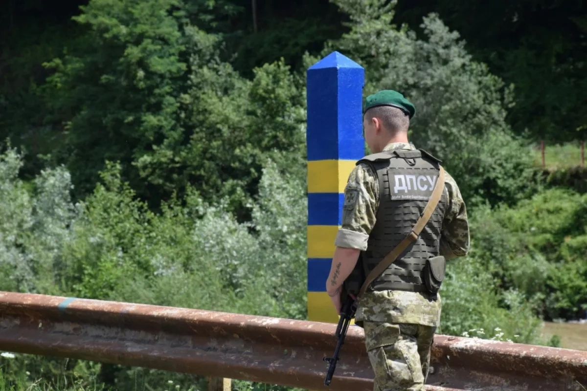 Ukrainian border guard breaks ranks during Romania meeting Restroom break turns into escape and asylum bid