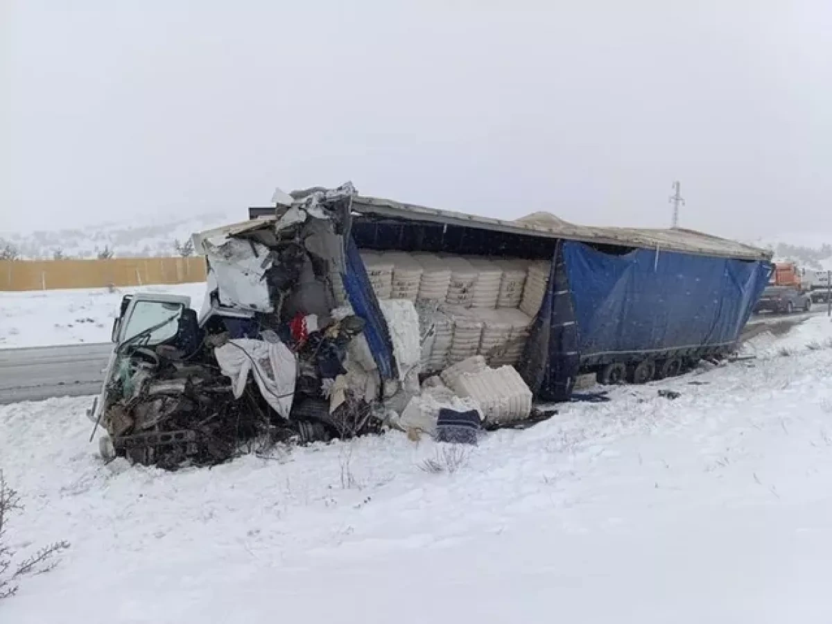 Azerbaijani truck driver dies in fatal Türkiye collision PHOTO