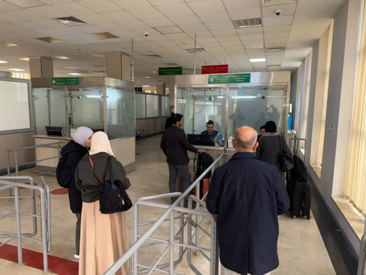 Nine foreign nationals cross into Azerbaijan in latest Iran evacuation PHOTO