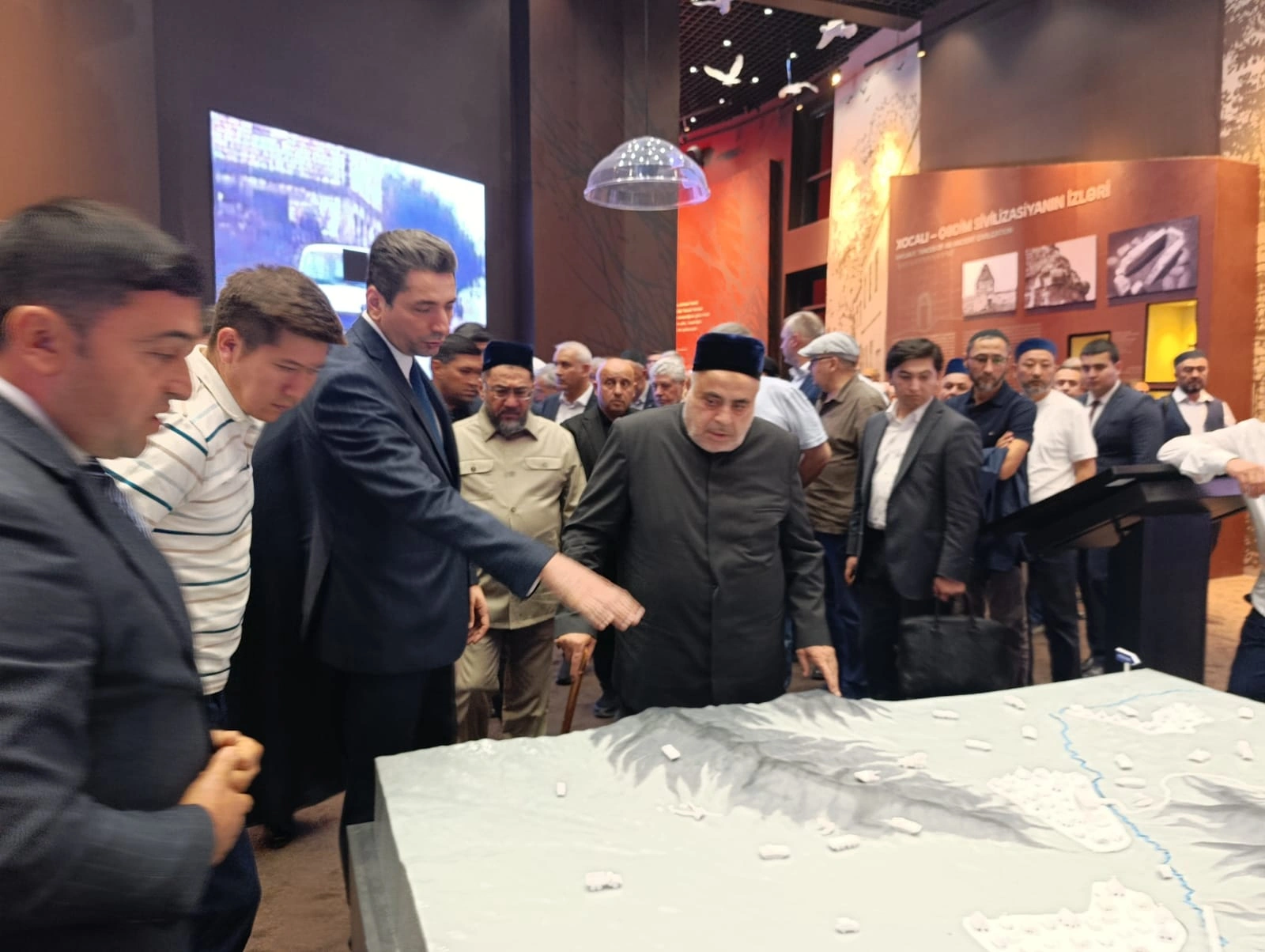 Participants of int'l conference on Sheikh Bakuvi visit Khojaly genocide complex (PHOTO)