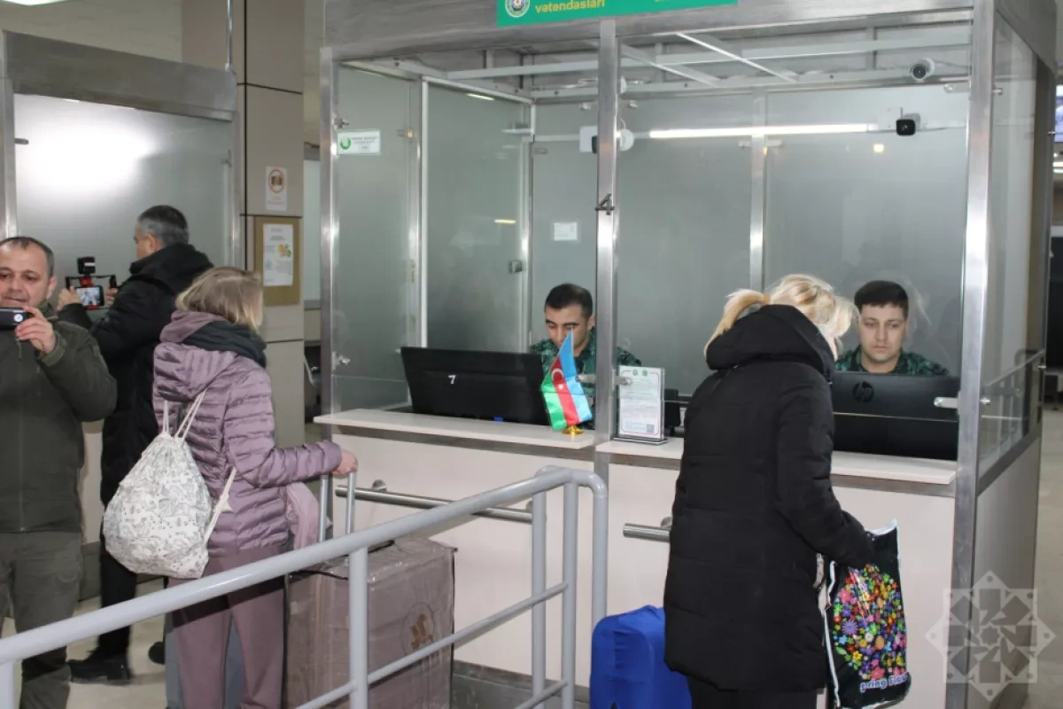 Azerbaijan evacuates another group of Russian citizens from Iran PHOTO