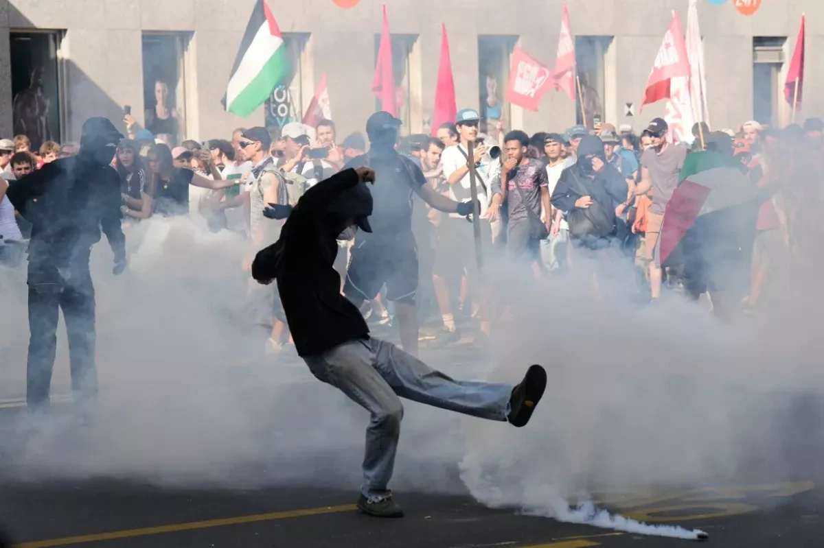 Geneva protest turns violent as police use tear gas ahead of G7 PHOTO