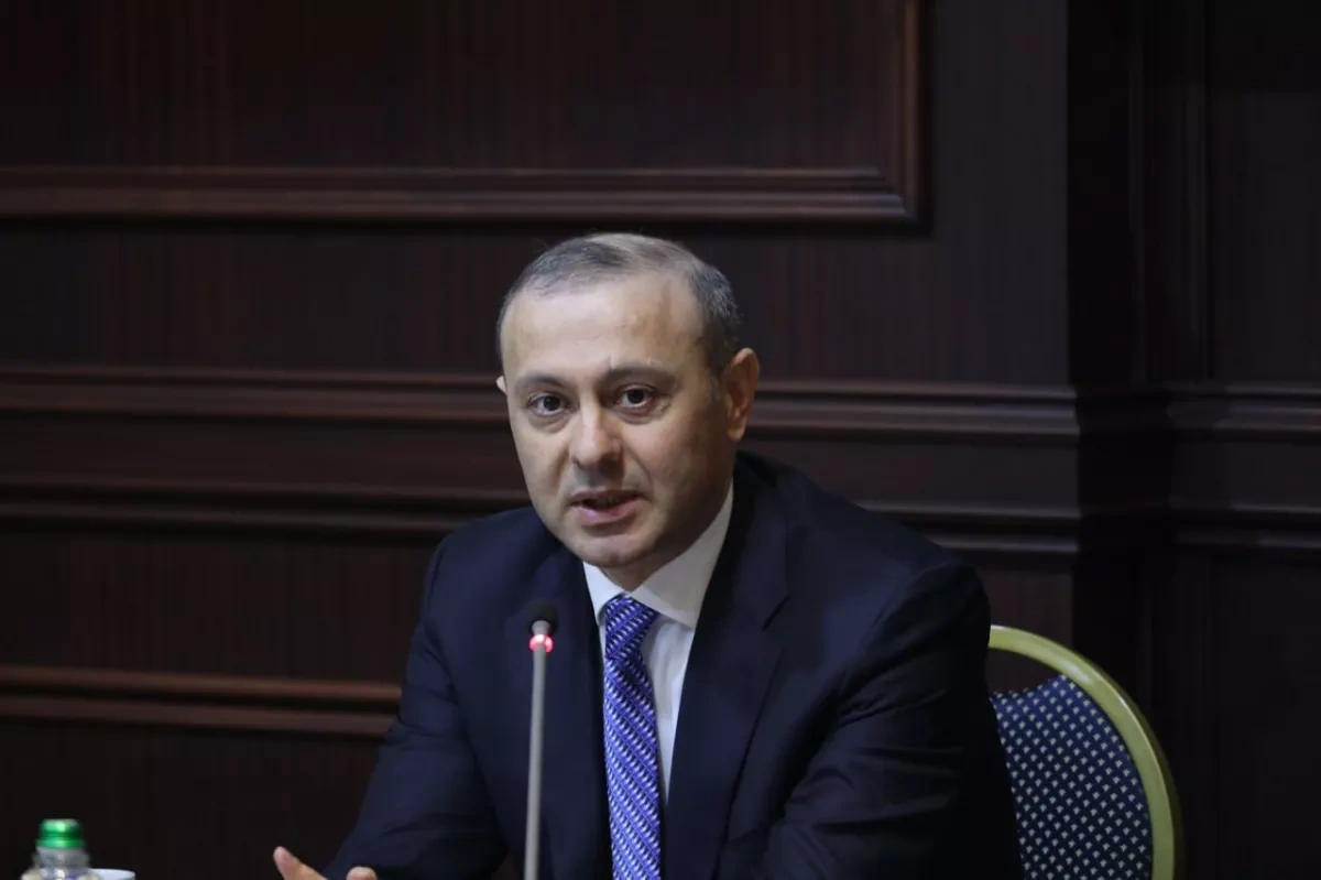Armenian security chief responds to questions of visiting Azerbaijani civil society reps Photo