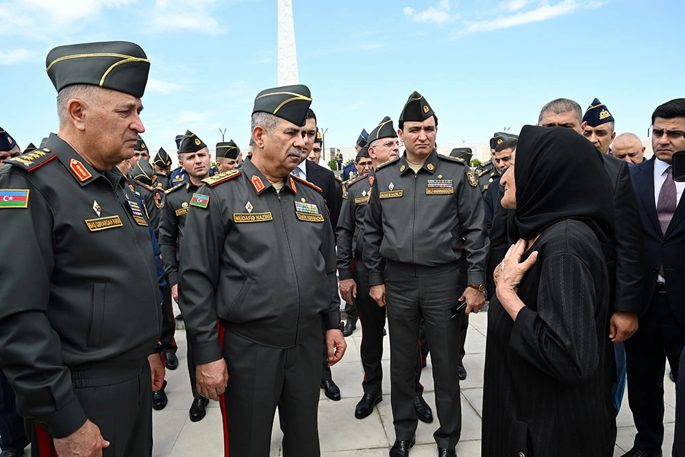 Leadership of Azerbaijan’s Ministry of Defense visits Alley of Honors, Victory Park, and Military Memorial Cemetery (PHOTO/VIDEO)