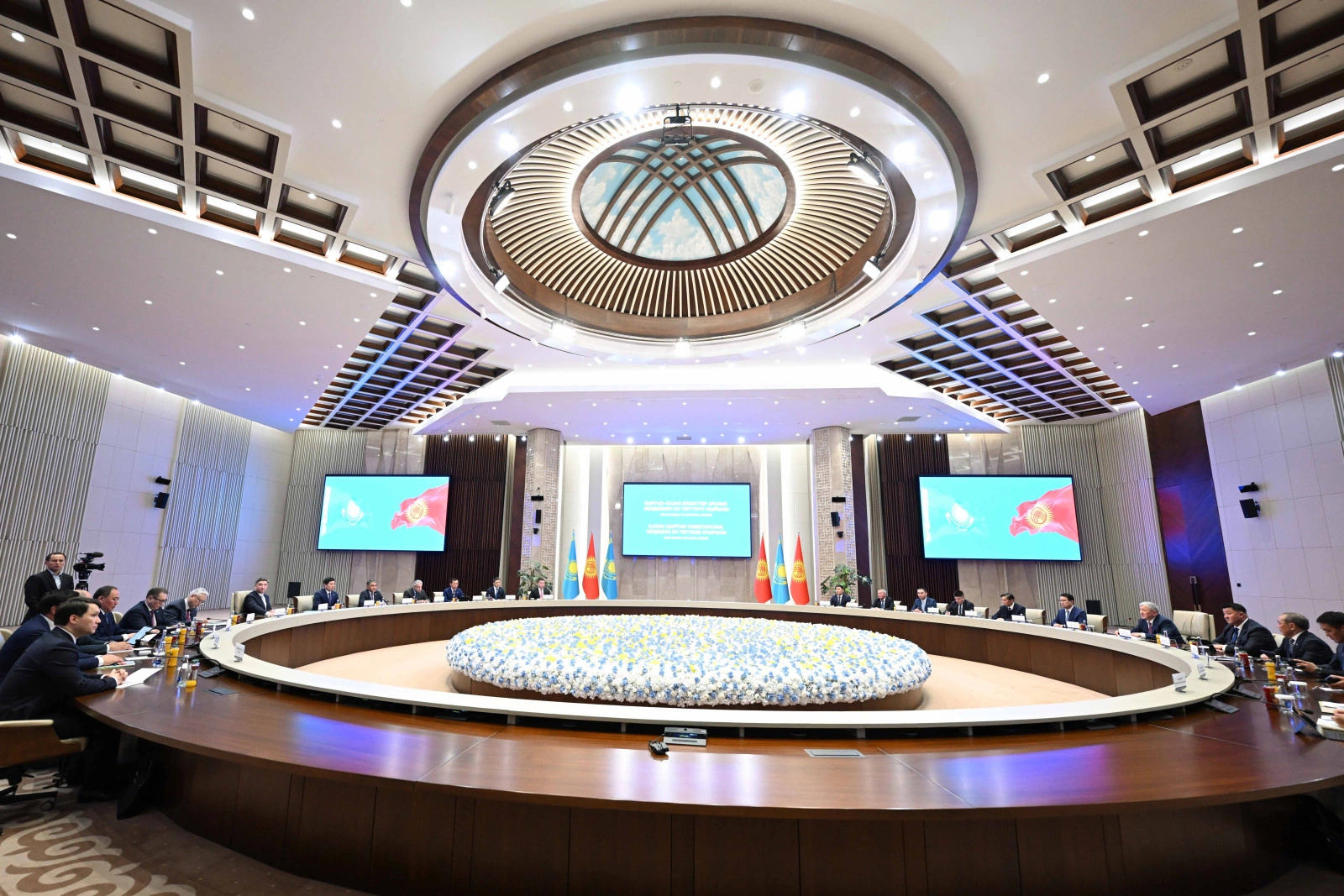 Kyrgyzstan, Kazakhstan discuss expanding trade and economic cooperation